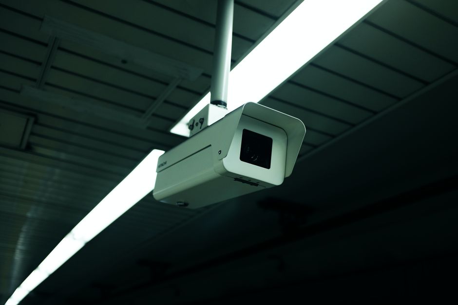 A ceiling-mounted smoke detector in an apartment, the kind residents should test monthly for high-rise fire safety