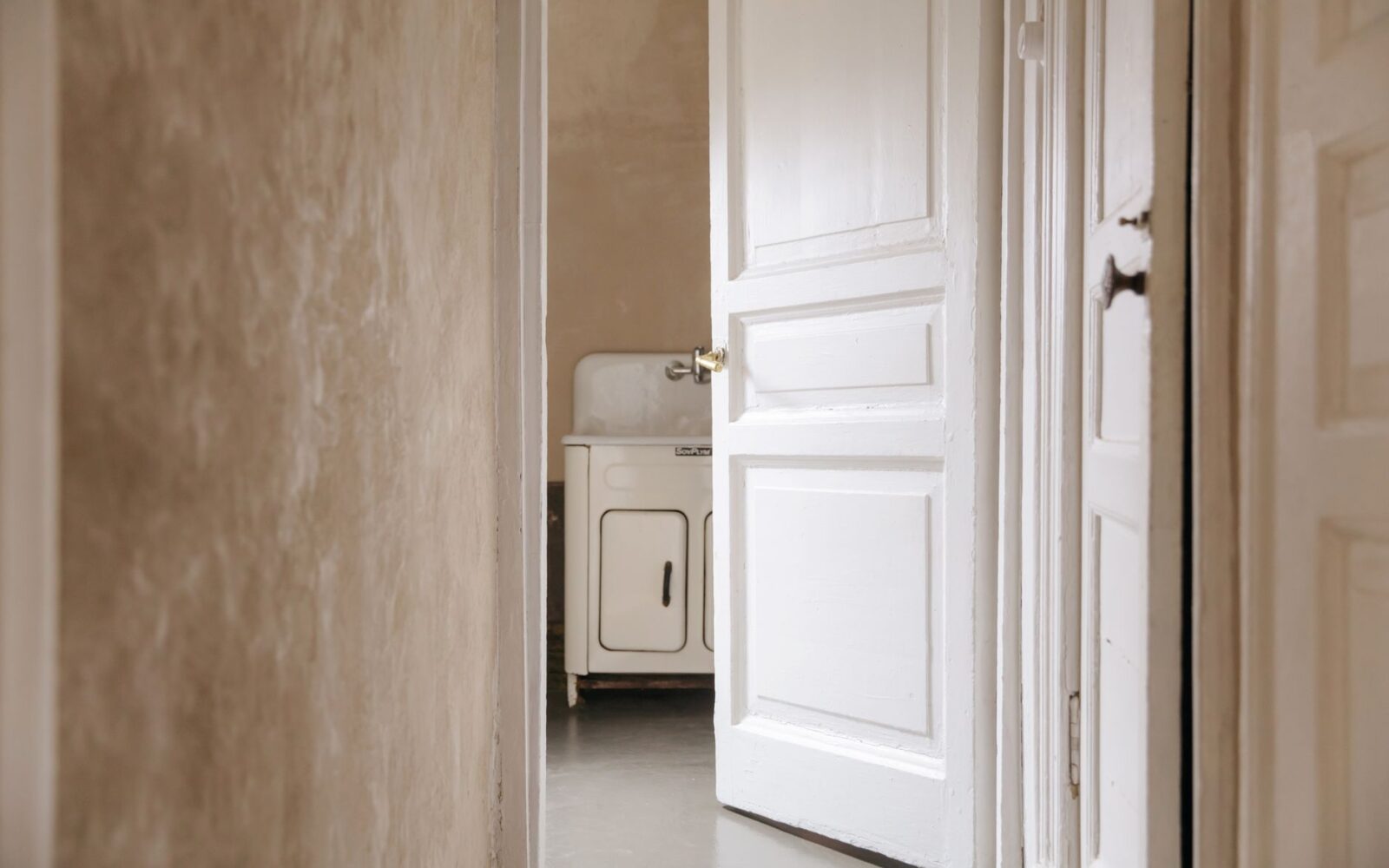 A Renter’s Guide to Mold: How to Spot It, Report It, and Get It Fixed