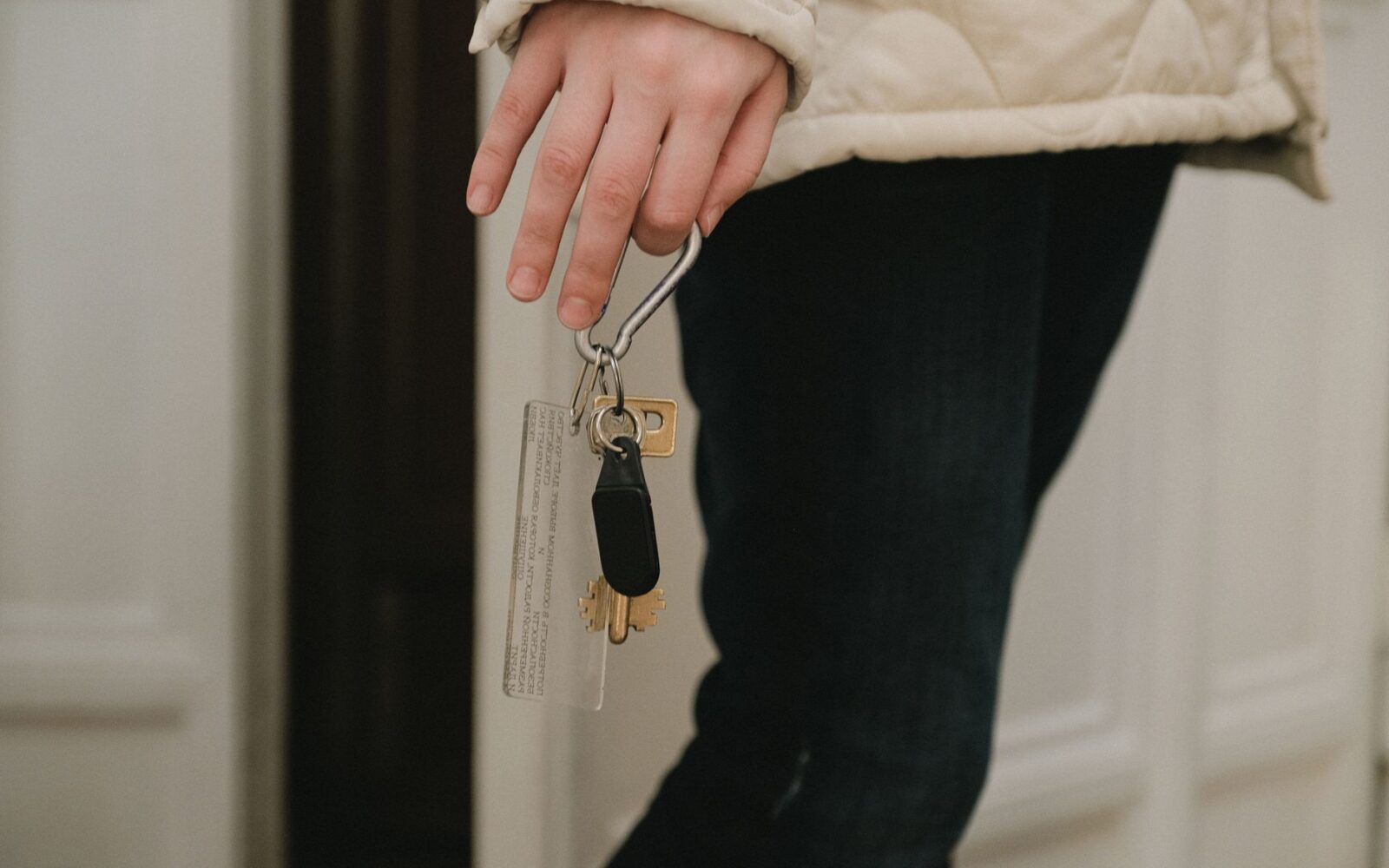 Giving Someone a Spare Key Safely: Neighbors, Cleaners, and Dog Walkers